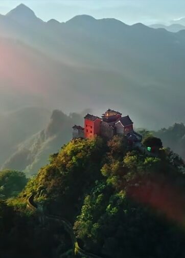 A half - month Taoist retreat program at the Taoist temple on Mount Wudang